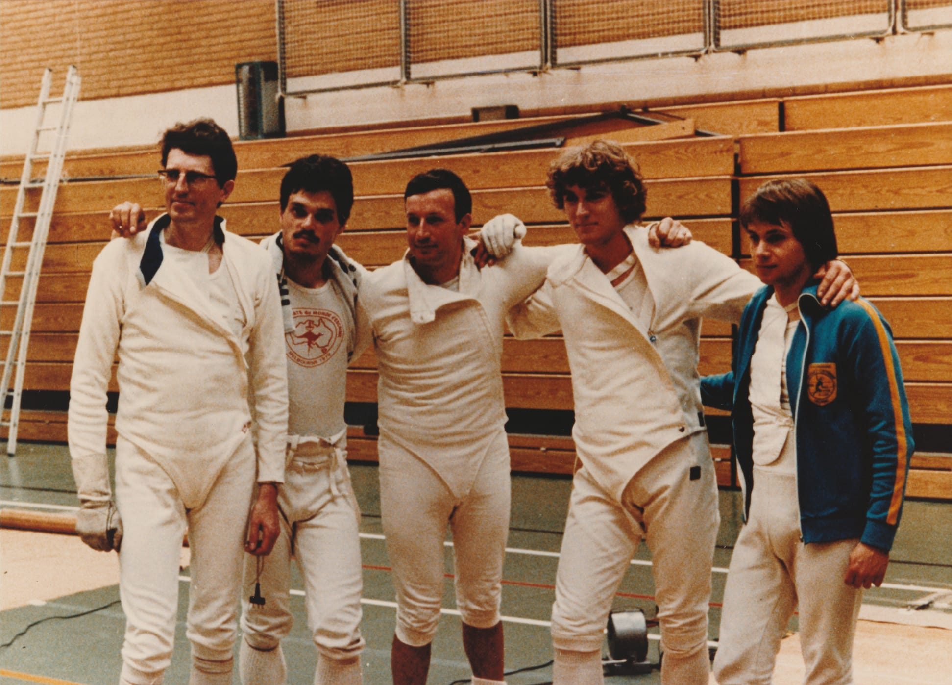 Archieffoto uit de beginjaren van de club: vijf schermers in wit tenue, arm in arm langs de zaalwand.